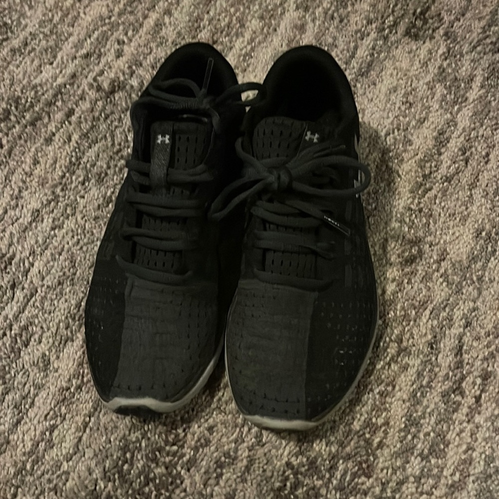 Like new Under Armour gym shoes size 7.5